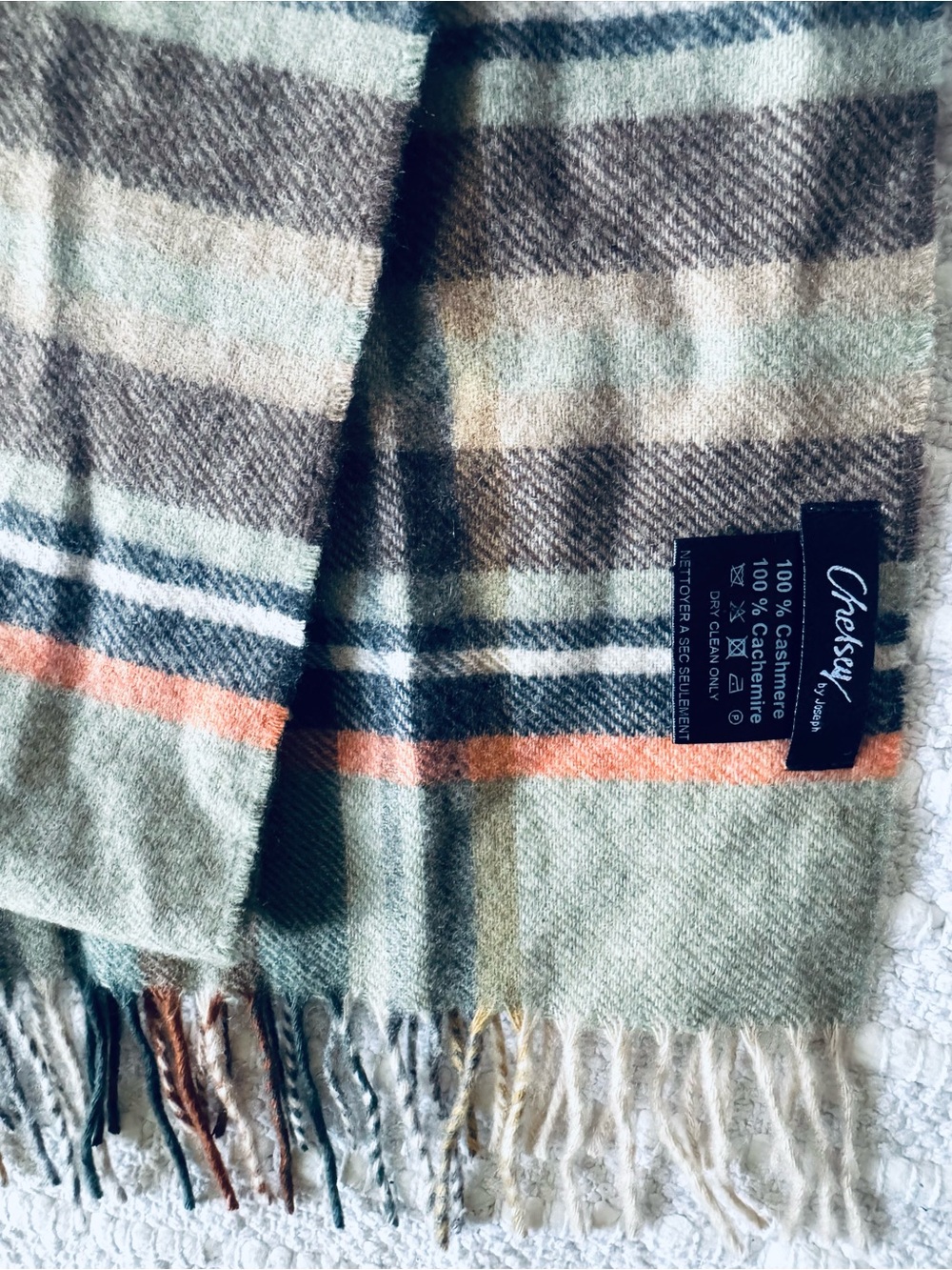 100% Cashmere Plaid Fringe Scarf - Picture 3 of 4